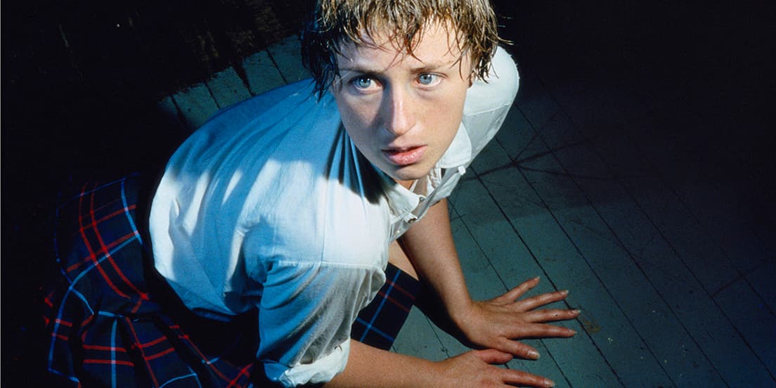 『無題 #92, 1981』モノクロからカラーに移行した80年代にも、映画やドラマの1シーンを思わせる、ストーリー性溢れるセルフポートレートで話題作を多く手がけた。
