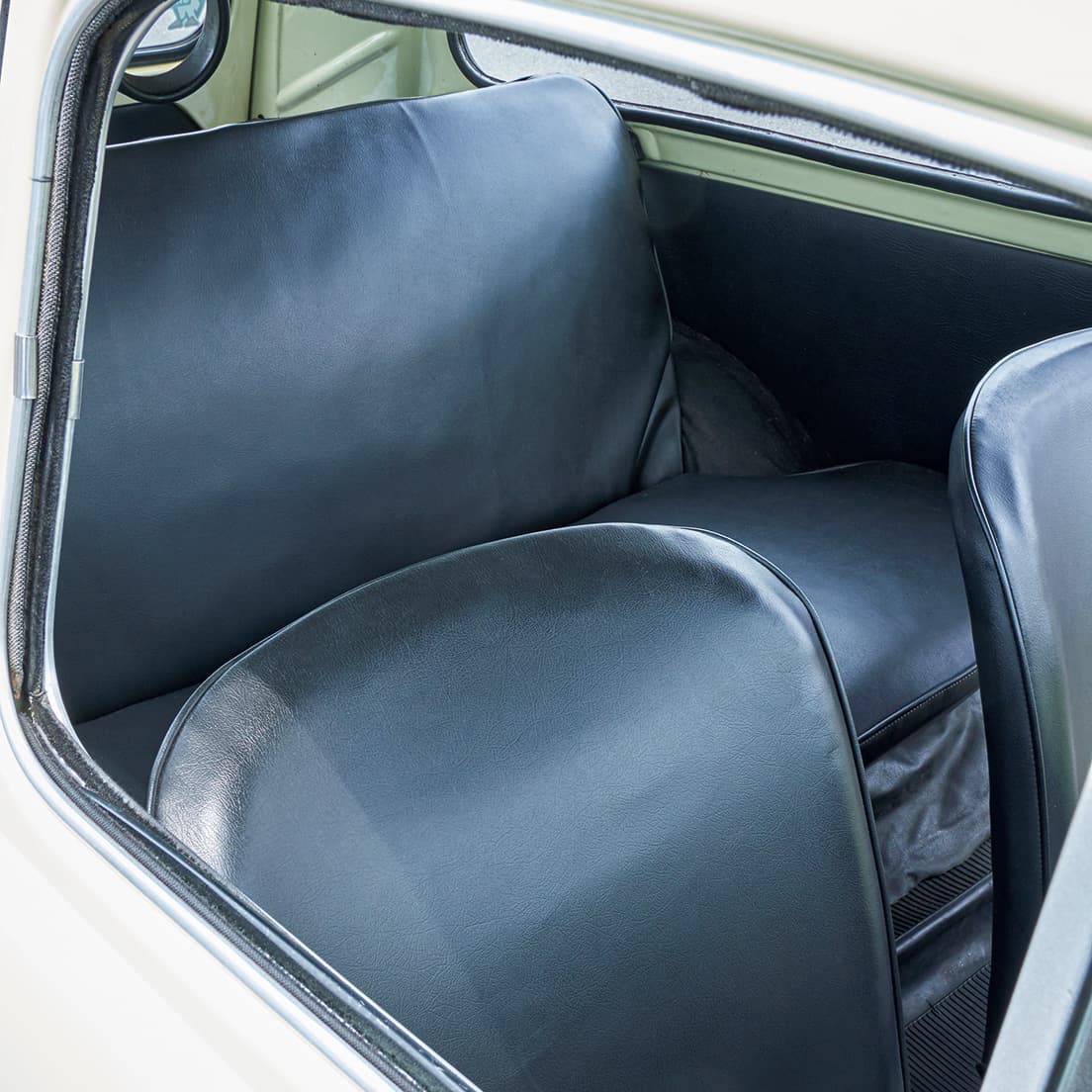 伸ばされた車体により、通常の《500》より後席足元を拡大。ベンチのような簡潔なシートは、想像以上に座り心地がいい。