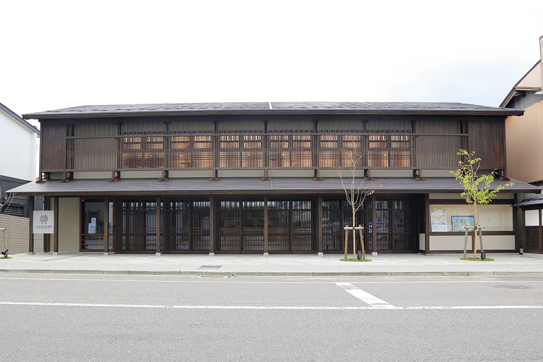商家だった建物の梁や柱は、一部そのまま活かしている。