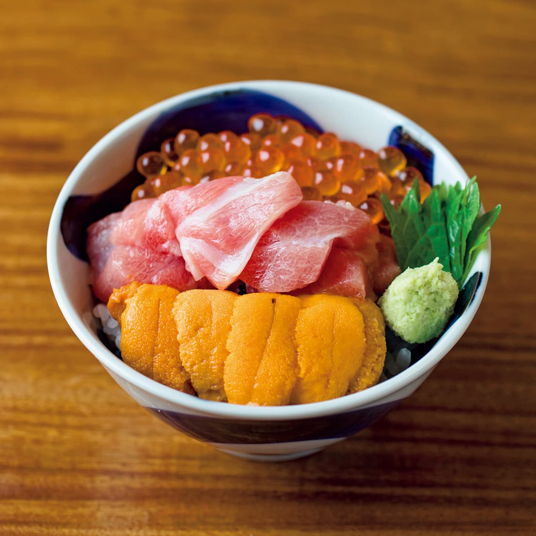 ぜいたく丼（ミニ）。〈田中田〉でも人気の締め丼（写真の料理は12,800円のオーダーバイキングの一例）。