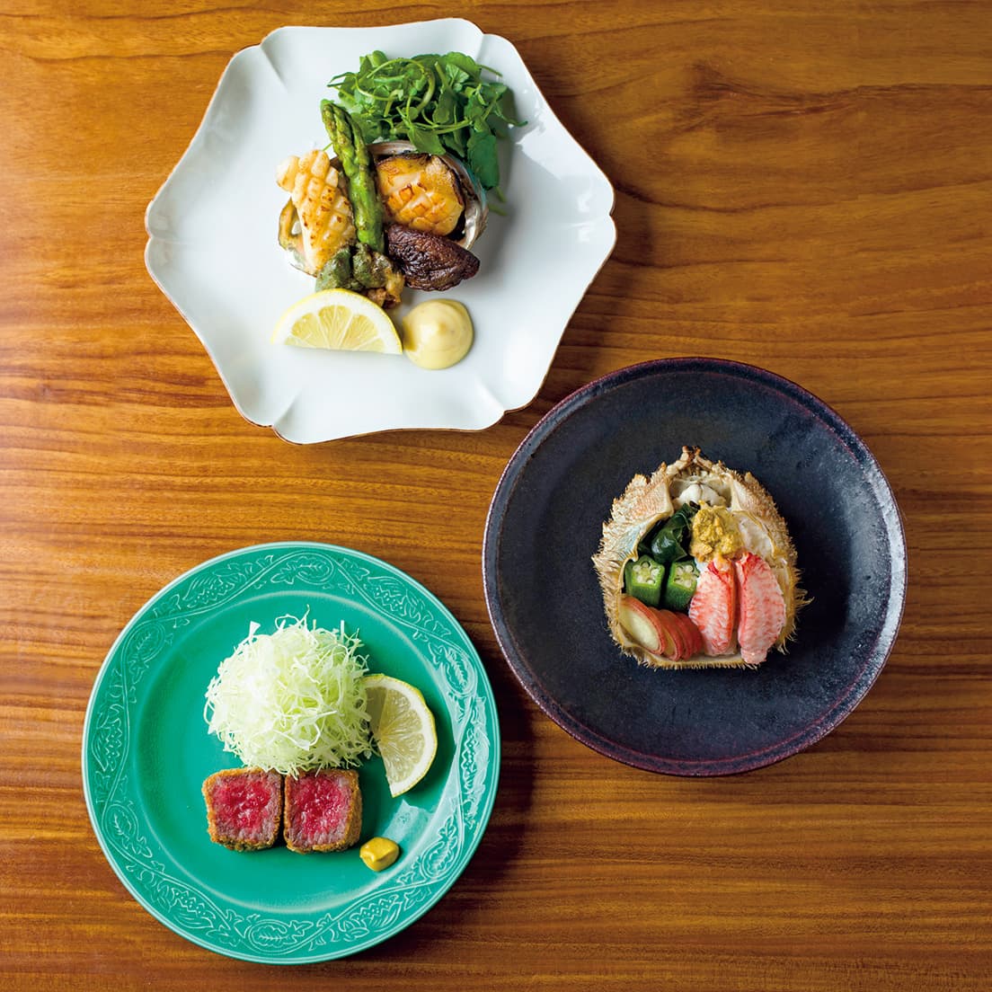 上から時計回りに鮑とイカのバター焼き、本日の蟹、ヒレカツ。