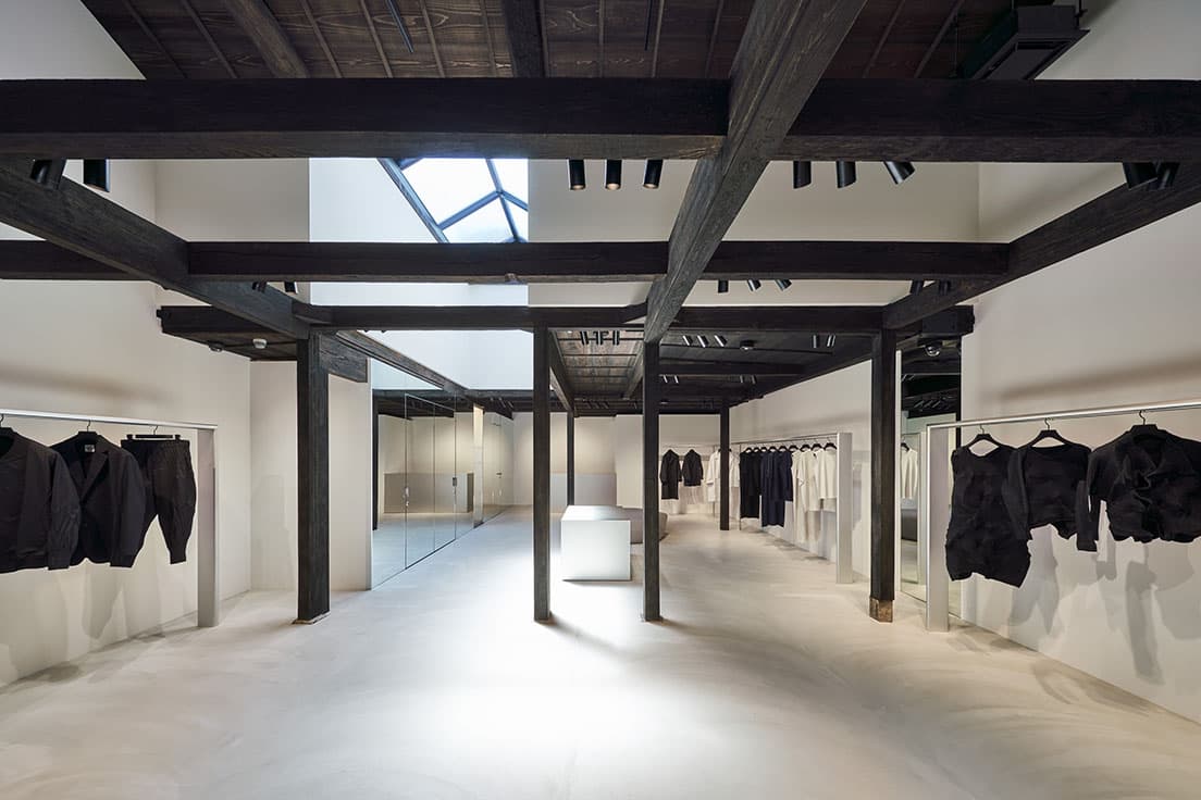 〈A-POC ABLE ISSEY MIYAKE / KYOTO〉インテリア。吉岡徳仁がデザインしたアルミニウムの什器が黒く塗られた梁や柱と対比を見せる。　photo_Masaya Yoshimura, Copist