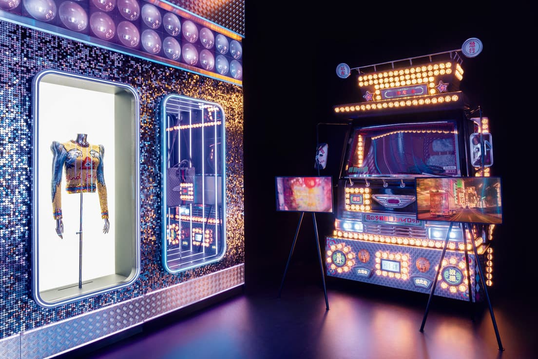 フィレンツェ〈グッチ ガーデン〉での展示風景。東京の夜の世界をスパンコールで表現した展示室。