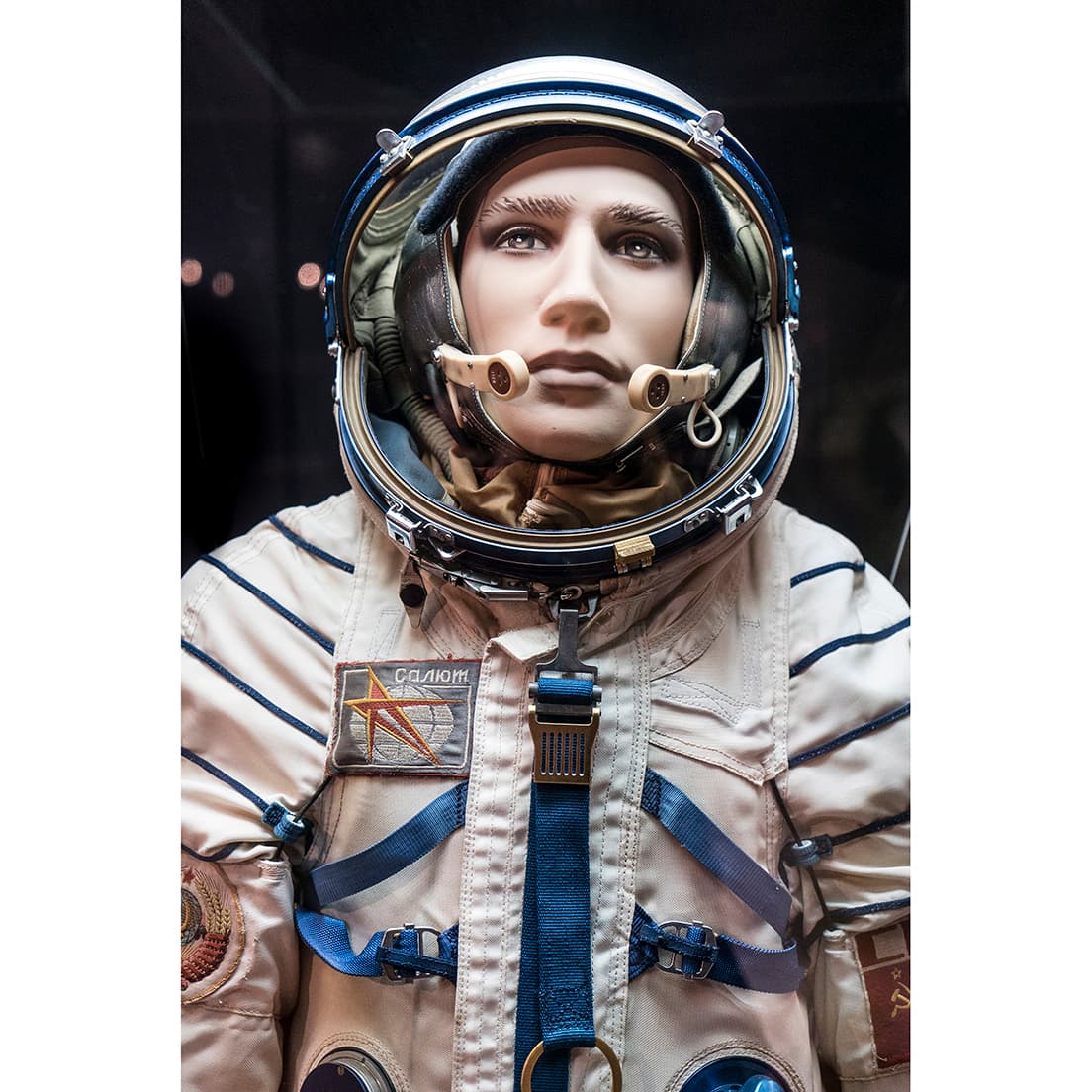 『FAILURE（=失敗）』という本展のタイトルは、映画『アポロ13号』の“Failure is not an option”という台詞から引用。展示の副題は「全ての訓練を完了した。私は何者でもなかった」。それを象徴するかのような、哀しい表情のマネキンの写真。