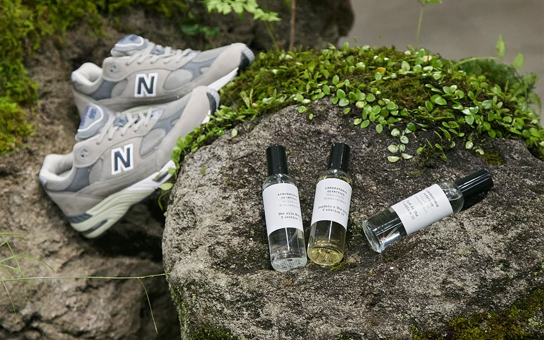 嗅覚を刺激する〈T-HOUSE New Balance〉のストアオリジナルルームフレグランス。〈T-HOUSE New Balance〉のコンセプトにある茶室からインスピレーションを広げ、3種の香りを開発した。