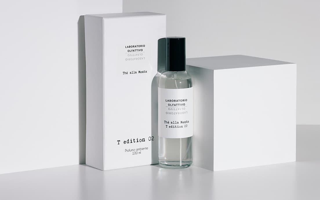 《T-EDITION 02／THÉ ALLA MENTA》。トップはフレッシュな葉っぱ、ミント。ボディにカーリーミントの葉、緑茶。ベースにパチョリ、サトウキビを使用。