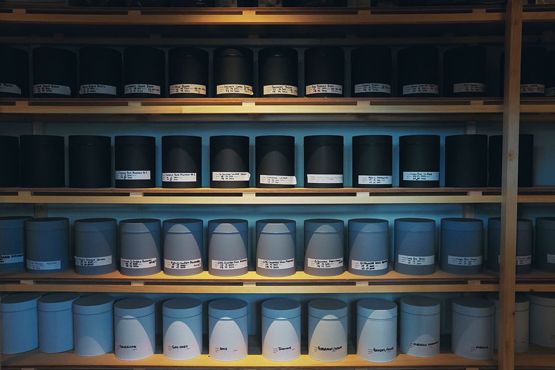 世界20ヵ国、500農園で育った生豆から〈小川珈琲〉の味は生まれる。〈OGAWA COFFEE LABORATORY〉では、常時21種類のシングルオリジンとブレンドが揃う。