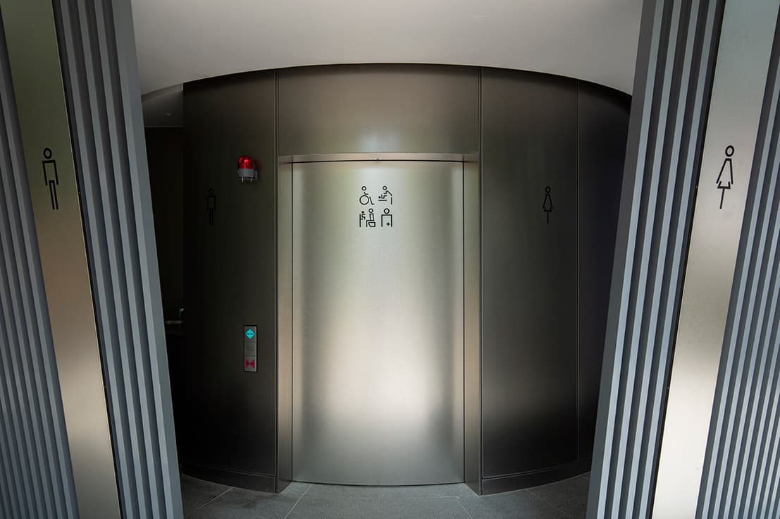 共用トイレの入り口。左が男子用、右が女子用となっている。
