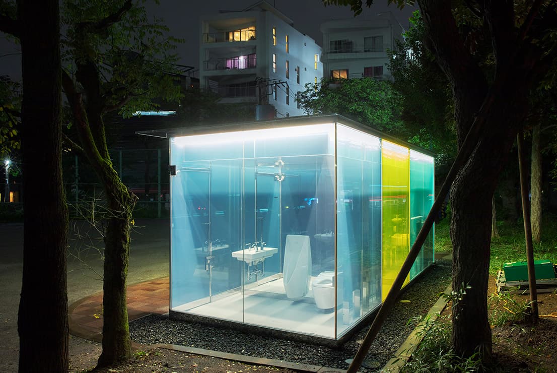 夜でも内部を見ることができ、公衆トイレを利用する不安感を無くしてくれる。