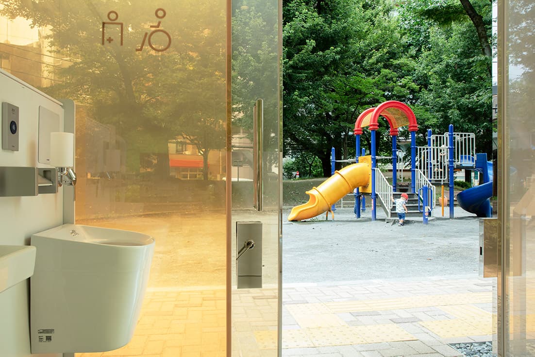 トイレ内部から公園を望む。