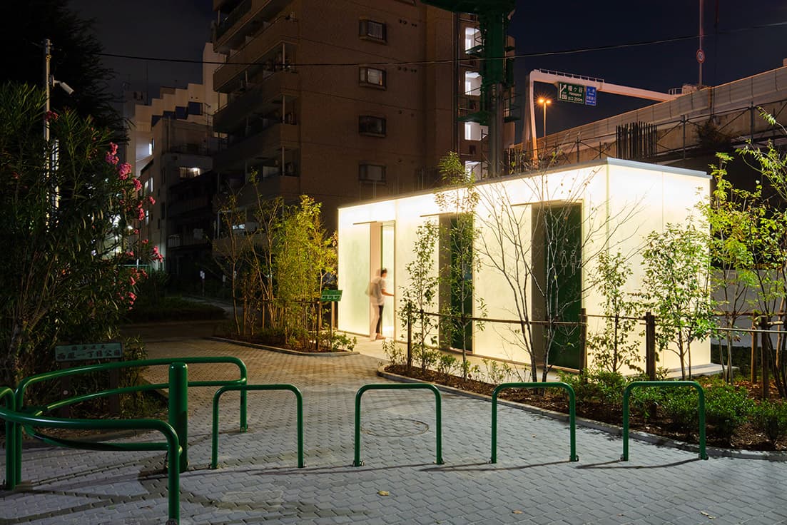 夜は内部から優しく照らす。“行燈”としてのトイレがコンセプト。