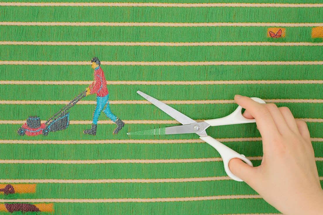 代表作〈SNIP SNAP〉はハサミでカットすることで遊べるテキスタイル。二層になった生地の表面をカットしてテクスチャーをつけたり、下から出てくる柄を見つけて楽しめる。