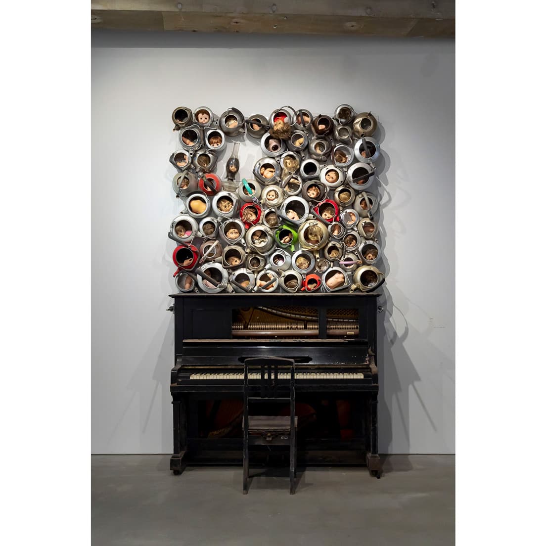 《音楽》1963年（1996年）本展の中で最初期の作品。ごく短期間に活動した前衛芸術グループ「ネオ・ダダイズム・オルガナイザーズ」に参加していた頃に構想された作品。