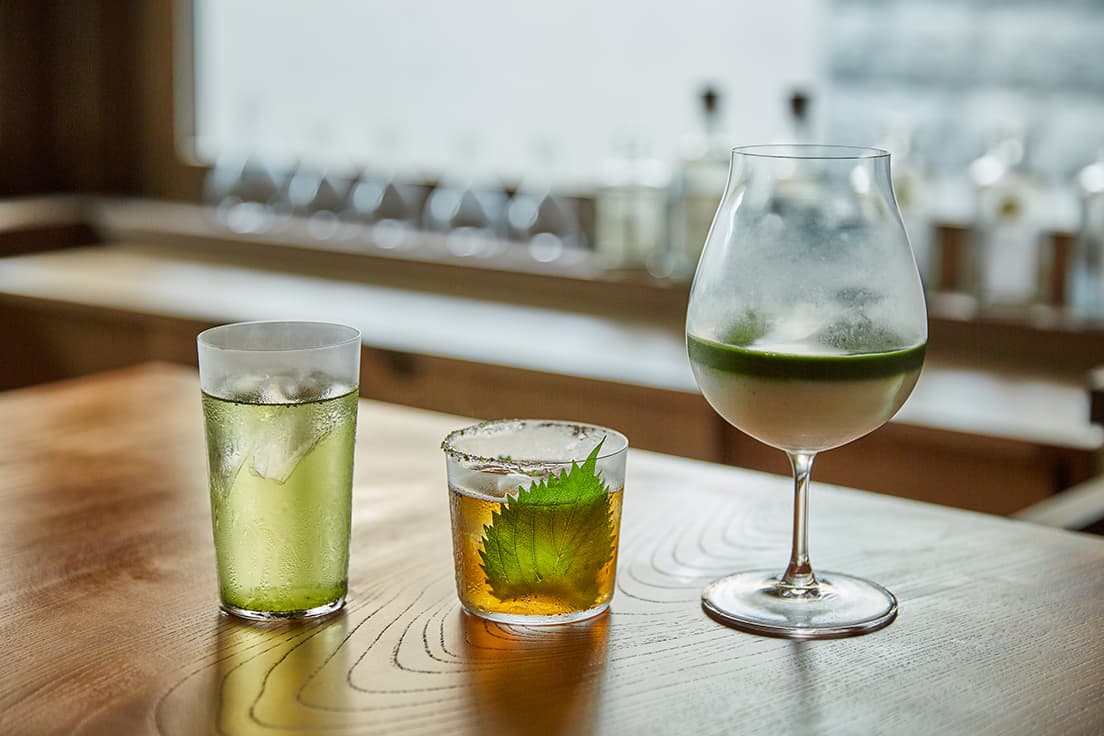 お茶をベースにした〈茶寮 月かげ〉オリジナルカクテル「茶酒」シリーズ。左から、《【煎茶】茶師十段の煎茶割り》840円、《【ほうじ茶】ラムのソーダ割り》960円、《【抹茶】大人の抹茶みるく》960円（全て税込）。