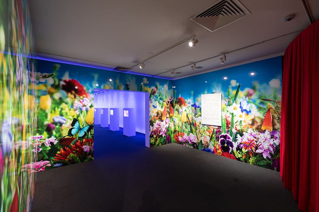 普段の〈上野の森美術館〉とはまた違う姿を見せる蜷川らしい展覧会の入口。