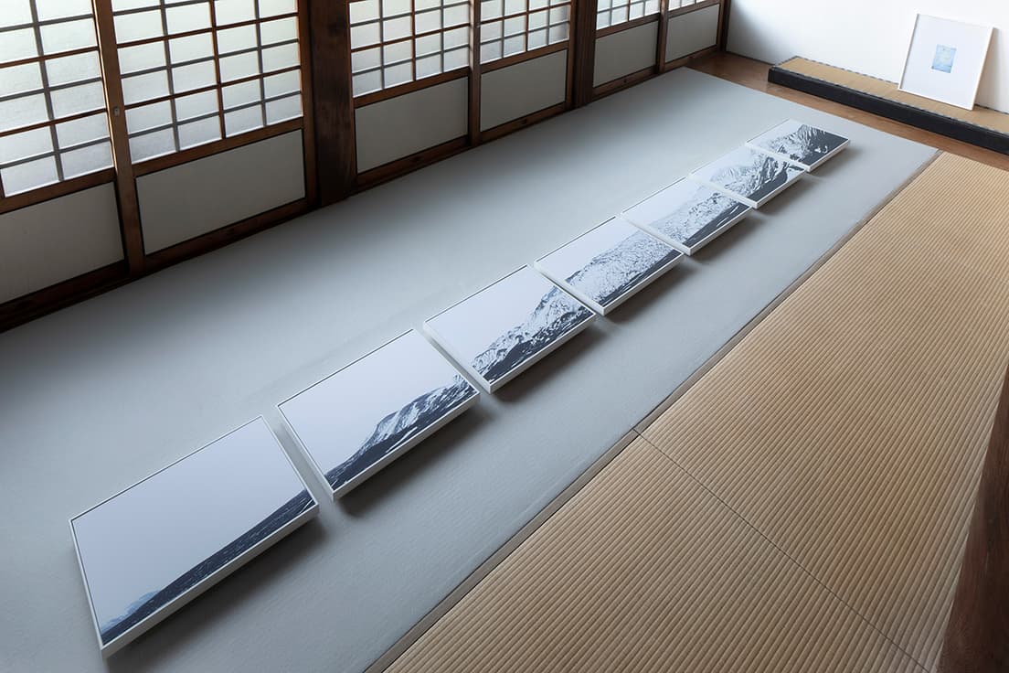 南極大陸をパノラマ4×5カメラで写した7連の作品。2006年に撮影されたが、今回が初展示。部屋の奥には、外出自粛期間中に撮ったという菜の花の作品を、穏やかな春を待つという願いを込めて設置している。