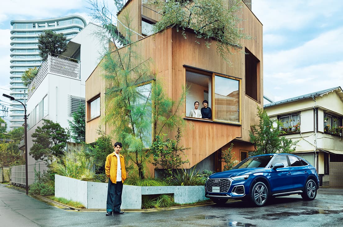 《Audi Q5 Sportback》とともに《house h》を訪れた永山瑛太さん。室内から顔を覗かせるのは、右から大西麻貴さんと百田有希さん。