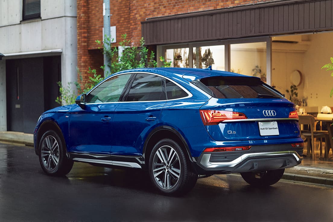 リヤエンドに向かって流れるラインがSUVでありながらクーペのような印象を与える《Audi Q5 Sportback》。
