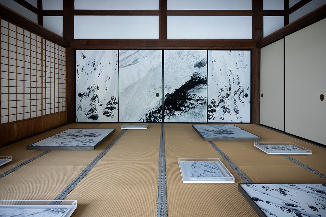 雪の降り積もった山肌をテーマとした作品を展示している「中の間」。奥には襖絵ならぬ襖写真を展示。
