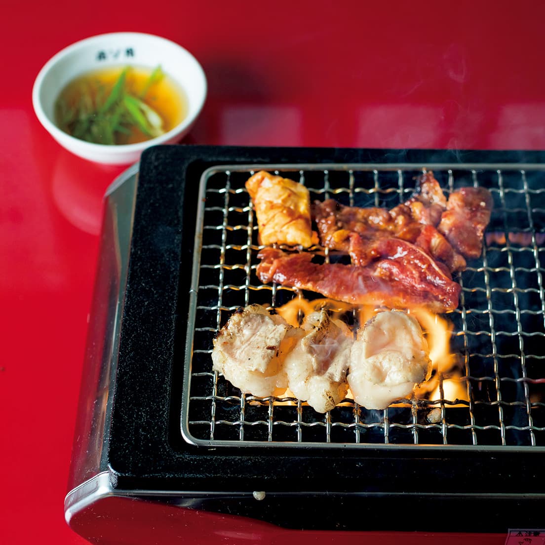 ホソ（塩）660円、ホルモンミックス（タレ）1,000円、天肉（タレ）1,000円。ホソは専用の洗いダレにつけて。