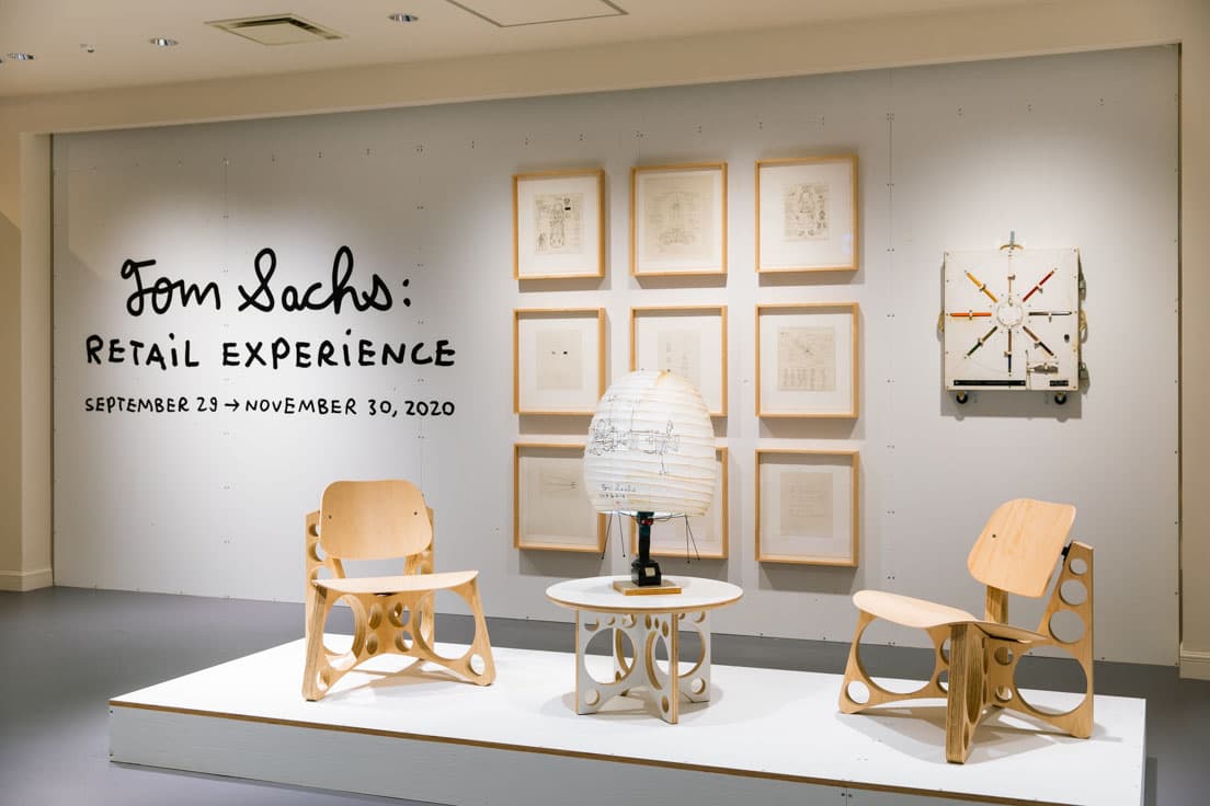 世界初お披露目となる《Shop Lounge Chair》。中央の《Coffee table》の上にはイサム・ノグチの《AKARI》を思わせる《Makita Command Service Module Lamp》
が。