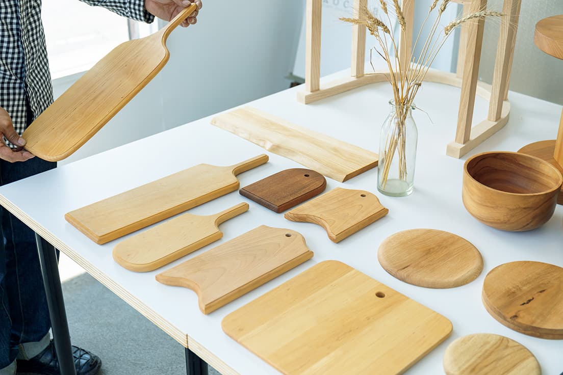 ギャンブレル屋根のアトリエの屋根裏にはコレクションが。