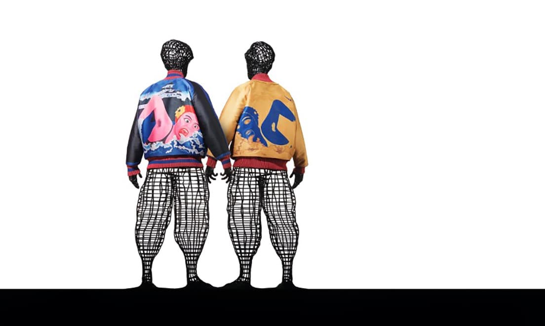 《お堀》左が表、右が裏。緻密な織りが表裏で全く違う表情を見せる。　© ISSEY MIYAKE INC., photo_Hiroshi Iwasaki