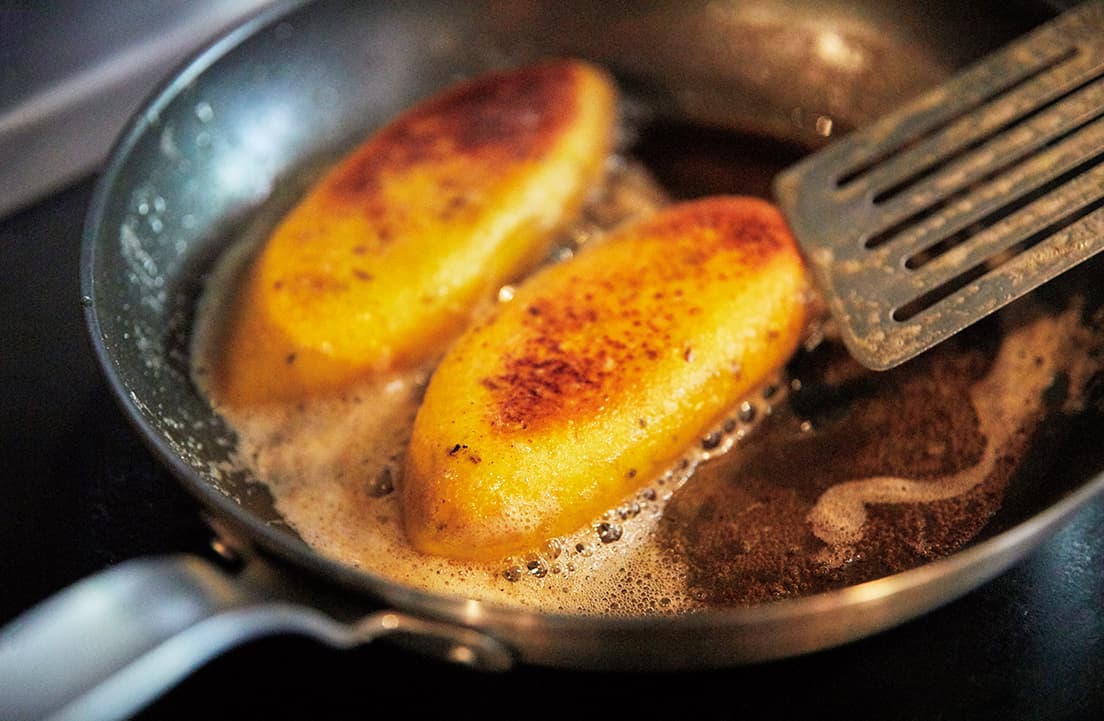 160℃で10分間焼成した白パンを、約60gのバターを溶かしたフライパンで揚げ焼きに。超ファッティな幸福！