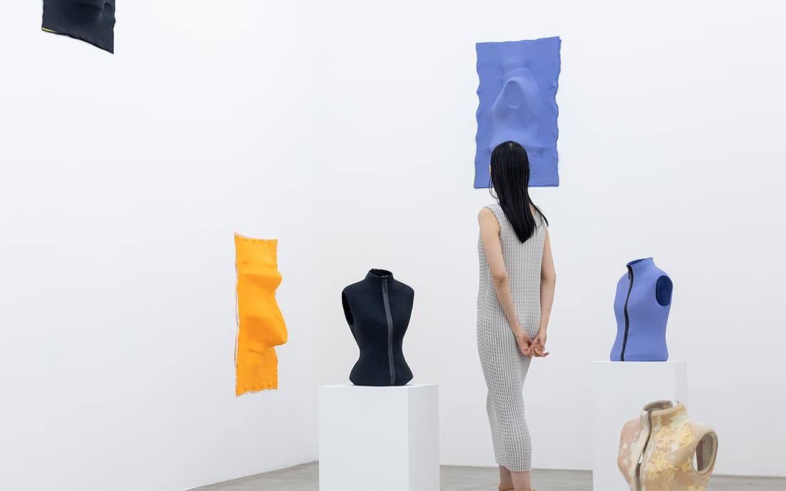 〈ISSEY MIYAKE〉2021年春夏コレクションより。「SPONGY」.
