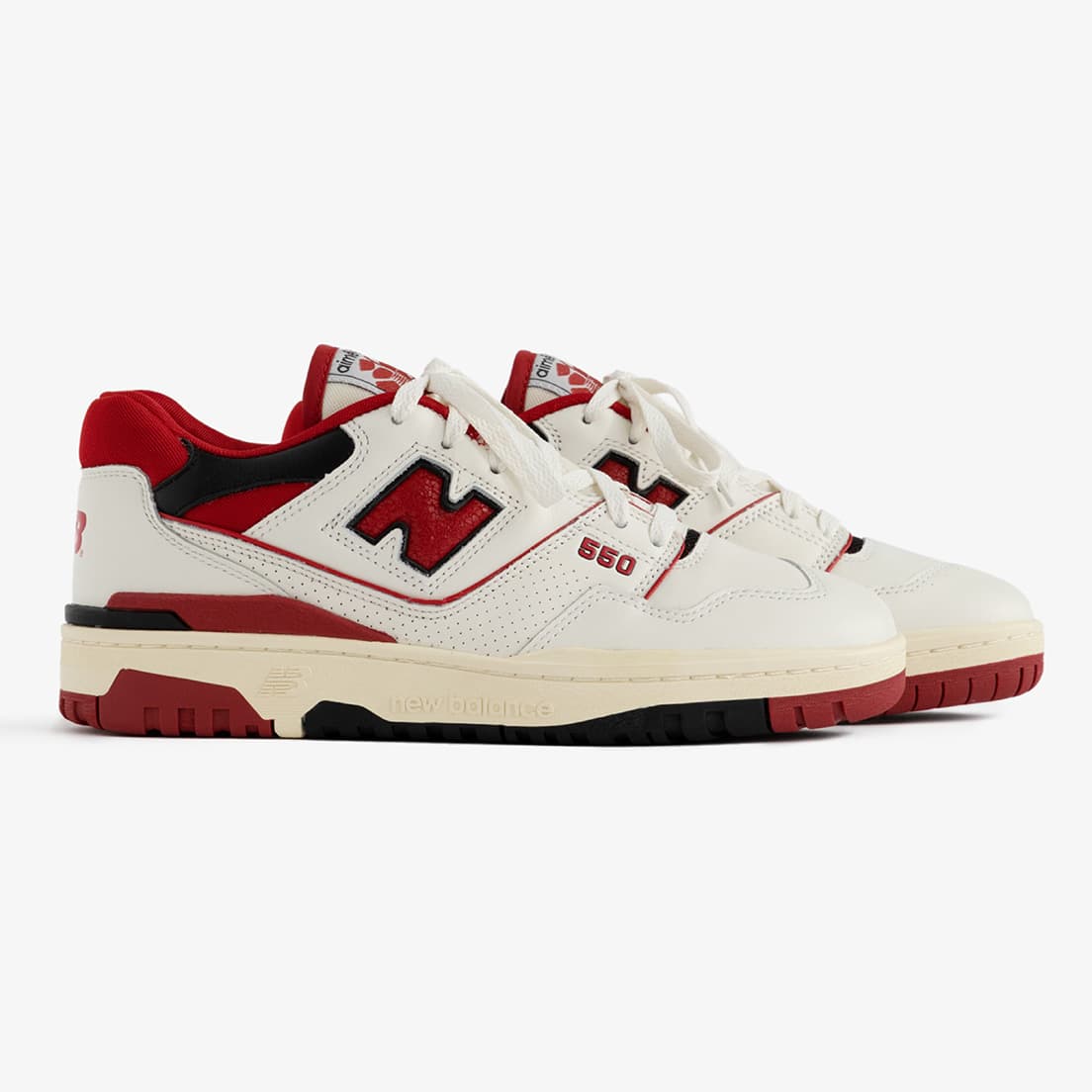 シューズ《エメ レオン ドレ×ニューバランス 550 バスケットボール・オックスフォード》（OFF WHITE×RED×BLACKのコンビネーション）。（ニューバランス ジャパンお客様相談室 TEL0120 85 0997）
