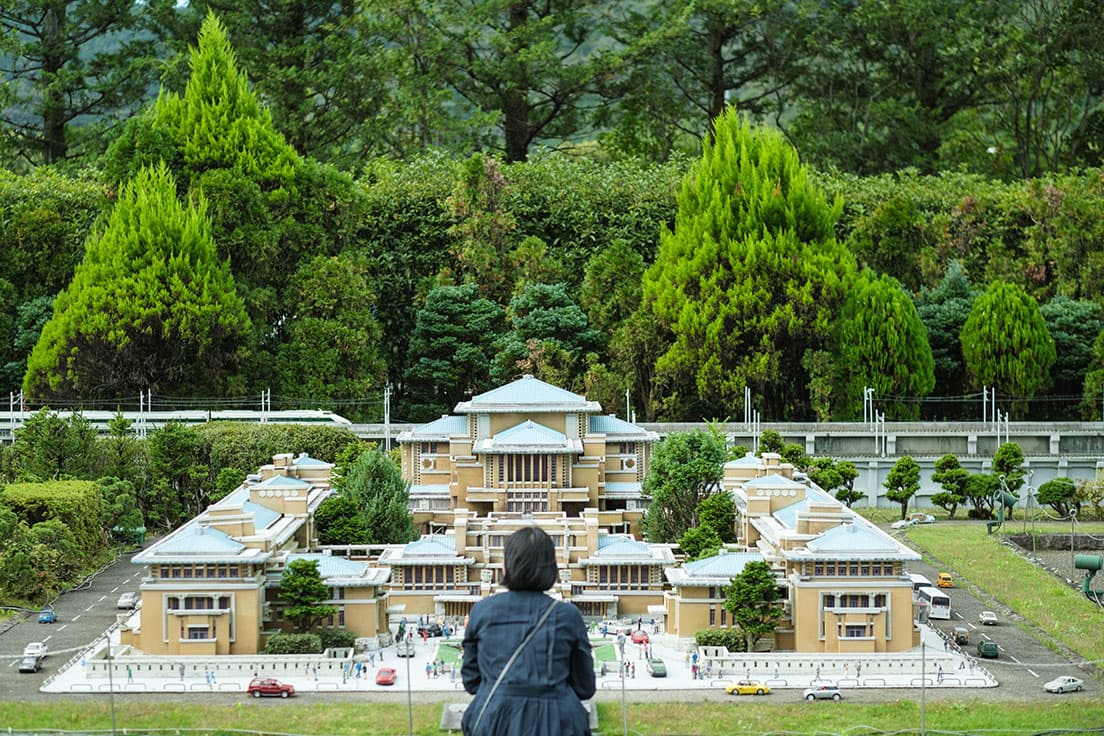 現代日本ゾーンには、フランク・ロイド・ライト設計の「旧帝国ホテル」が。〈博物館明治村〉に「帝国ホテル中央玄関」は残されているが、建物全体を見下ろせるのは建築好きにとって至福。
