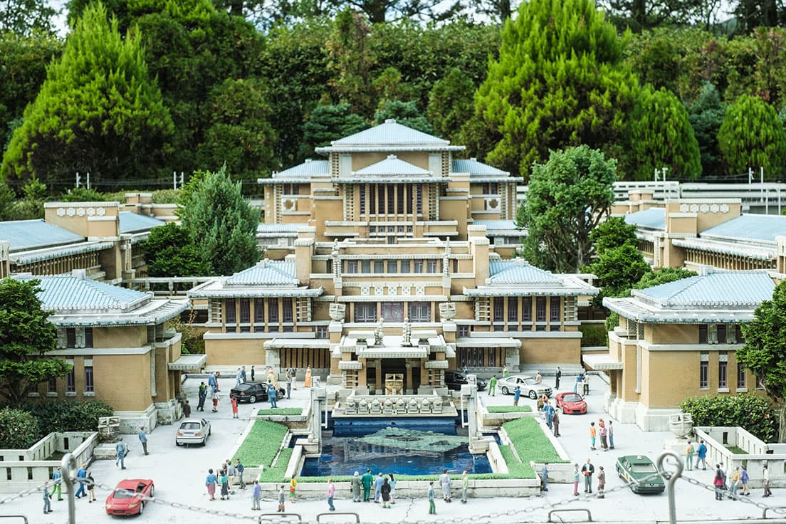 「旧帝国ホテル」。開園当初は映画美術を手がける会社が建造物を担当。今も造形の専門会社が製作している。建物に配された人形は、担当のスタッフが一人で作っているという。