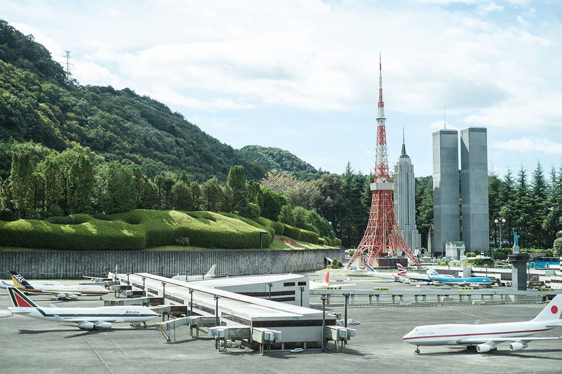 「東京タワー」と「新東京国際空港・第2ターミナルビル」が横並びに。ターミナルでは実在する航空会社のミニチュア飛行機が滑走路を動いている。さらにその背景には、アメリカゾーンの「エンパイア・ステート・ビル」や「クライスラービル」が。

