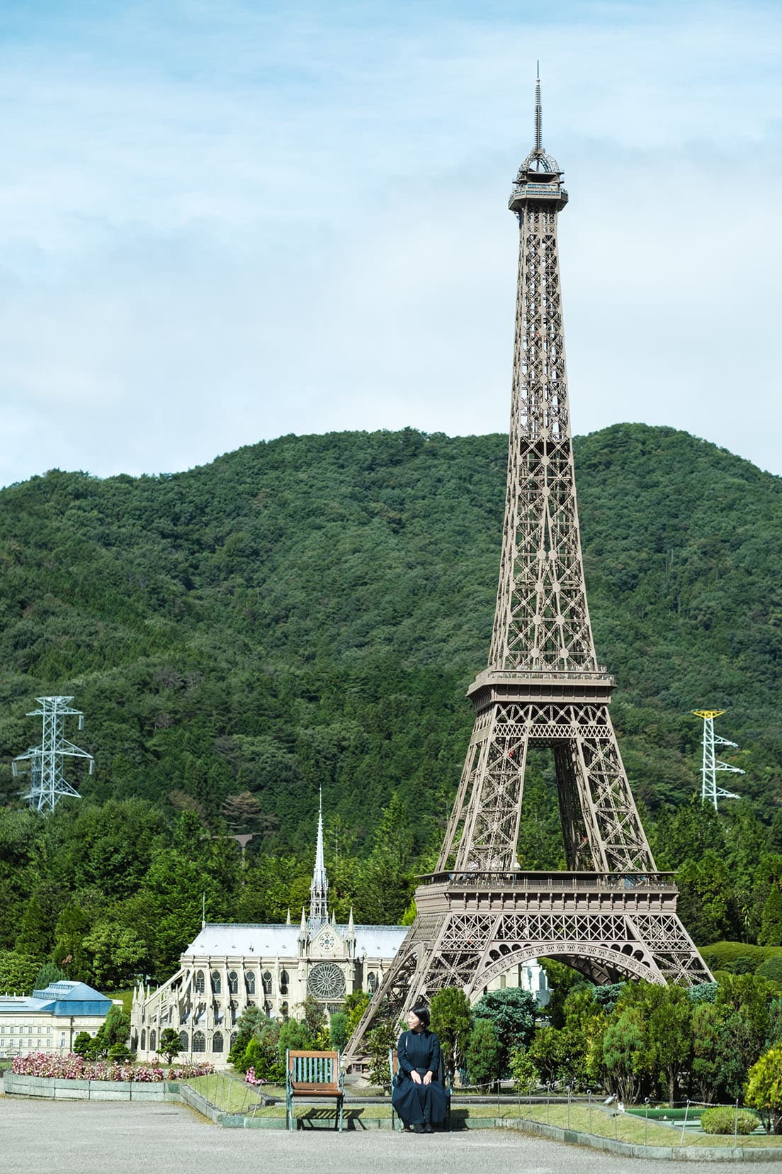 ところどころにベンチが据えられ、世界の名建築と寄り添うように撮影ができる〈東武ワールドスクウェア〉。背景はヨーロッパゾーンの「エッフェル塔」。
