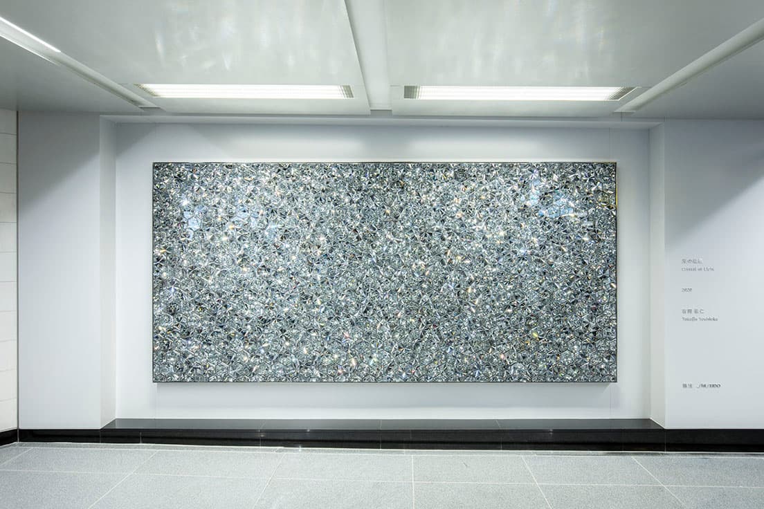 縦が約1.65m、横が約3.5mの『光の結晶 / Crystal of Light』。