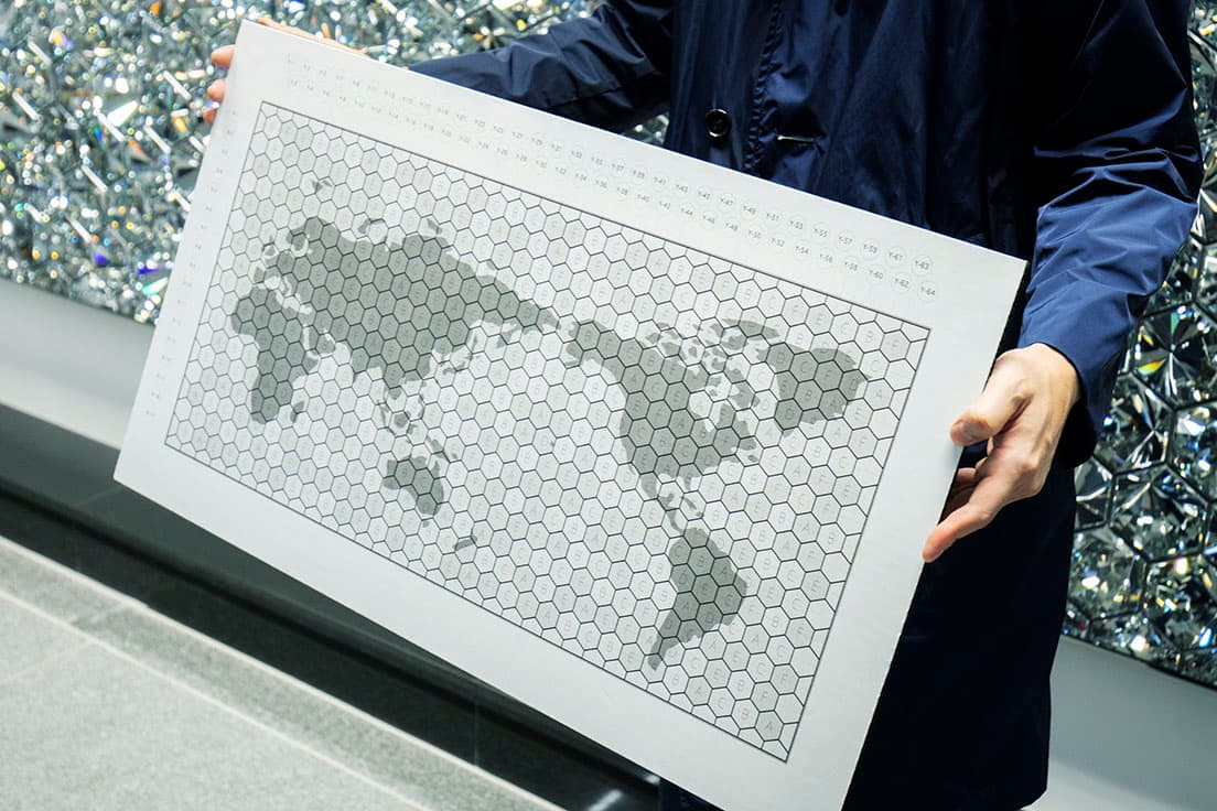 光の輝きが世界地図の形になるよう、入念な設計図をもとに制作を行った。