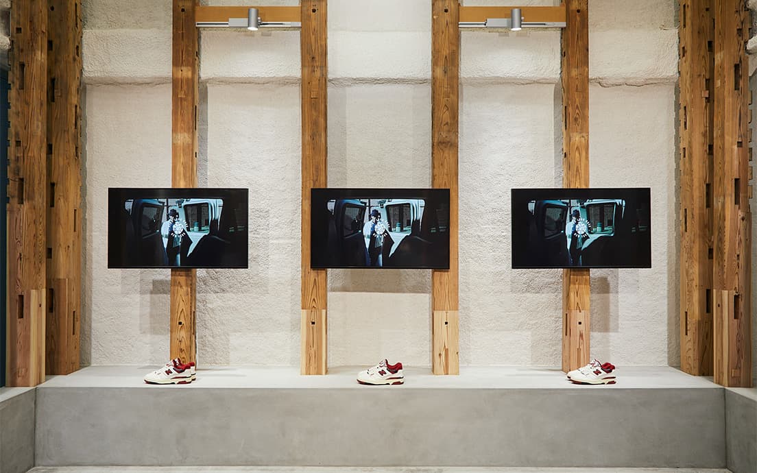 テディ・サンティスがディレクションした映像が流れる〈T-HOUSE New Balance〉。