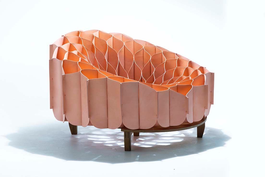 《“BLOOM” by Johnny Chiu &amp; KOBE LEATHER》価格は30,000ドル、日本円で330万円（税別）で販売。納期はおよそ1年を予定。