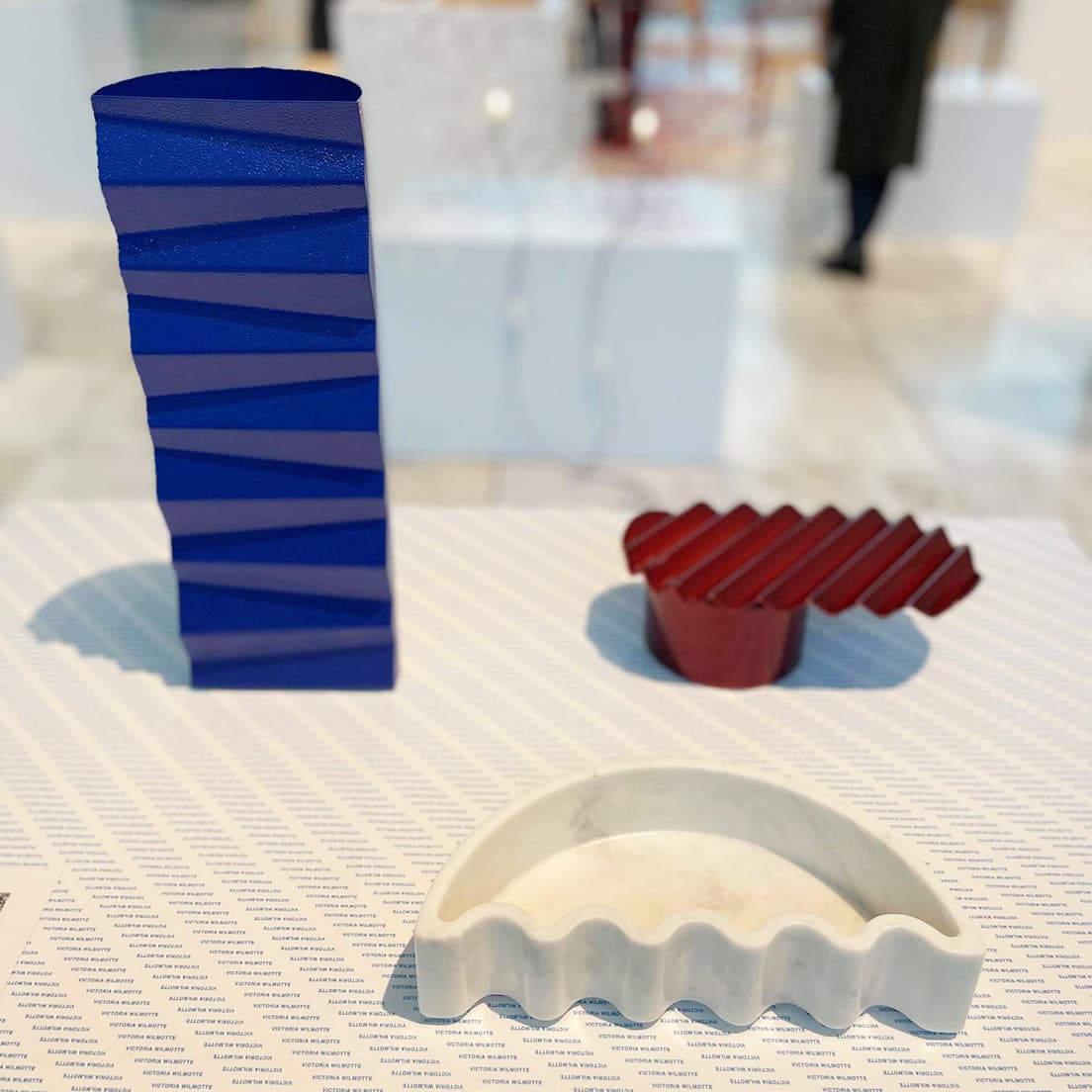左から時計回りにヴィクトリア・ウィルモットによる《Horinzontal Zigzag Vase》《Portaogetti II》《Zigzagogetti》。《Horinzontal Zigzag Vase》はもともとテーブルの脚用に制作されたプロトタイプが花瓶になったもの。