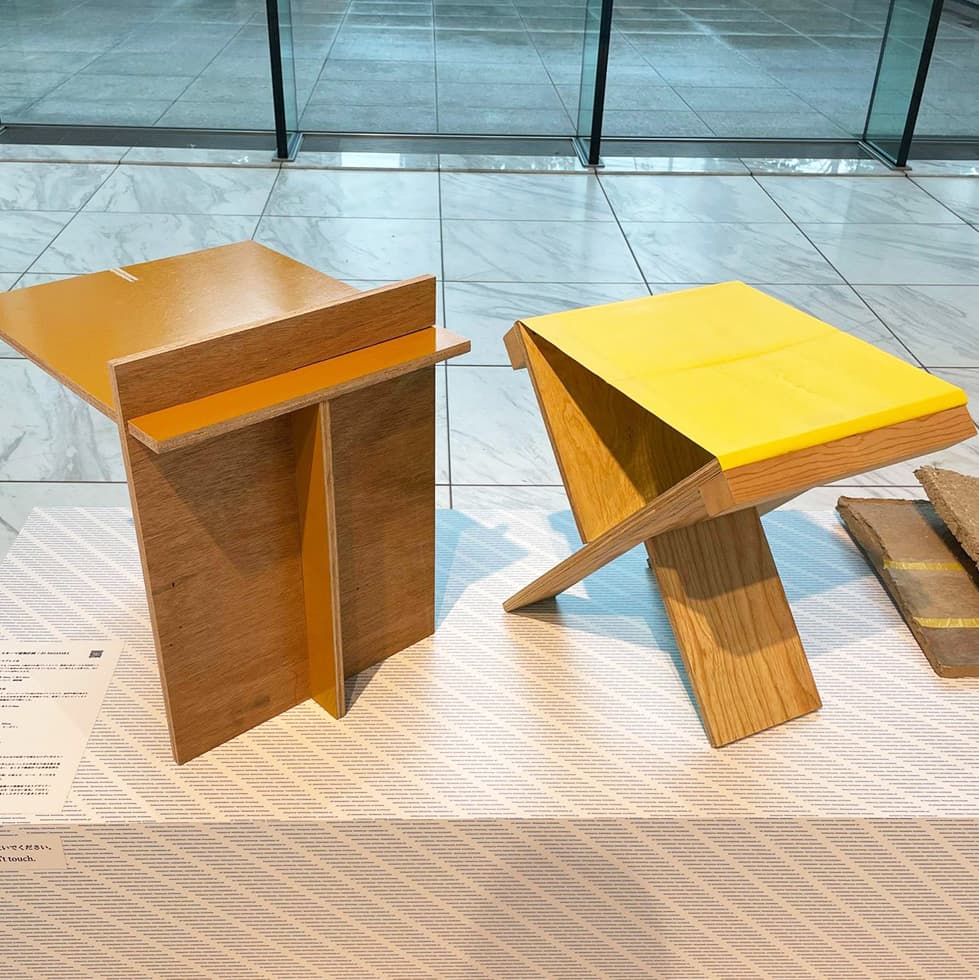 スキーマ建築計画「まかない家具」シリーズ。大工などが現場の工事中に必要な作業台や道具置き場を、あり合わせの材料で作った「まかない家具」を制作する試み。