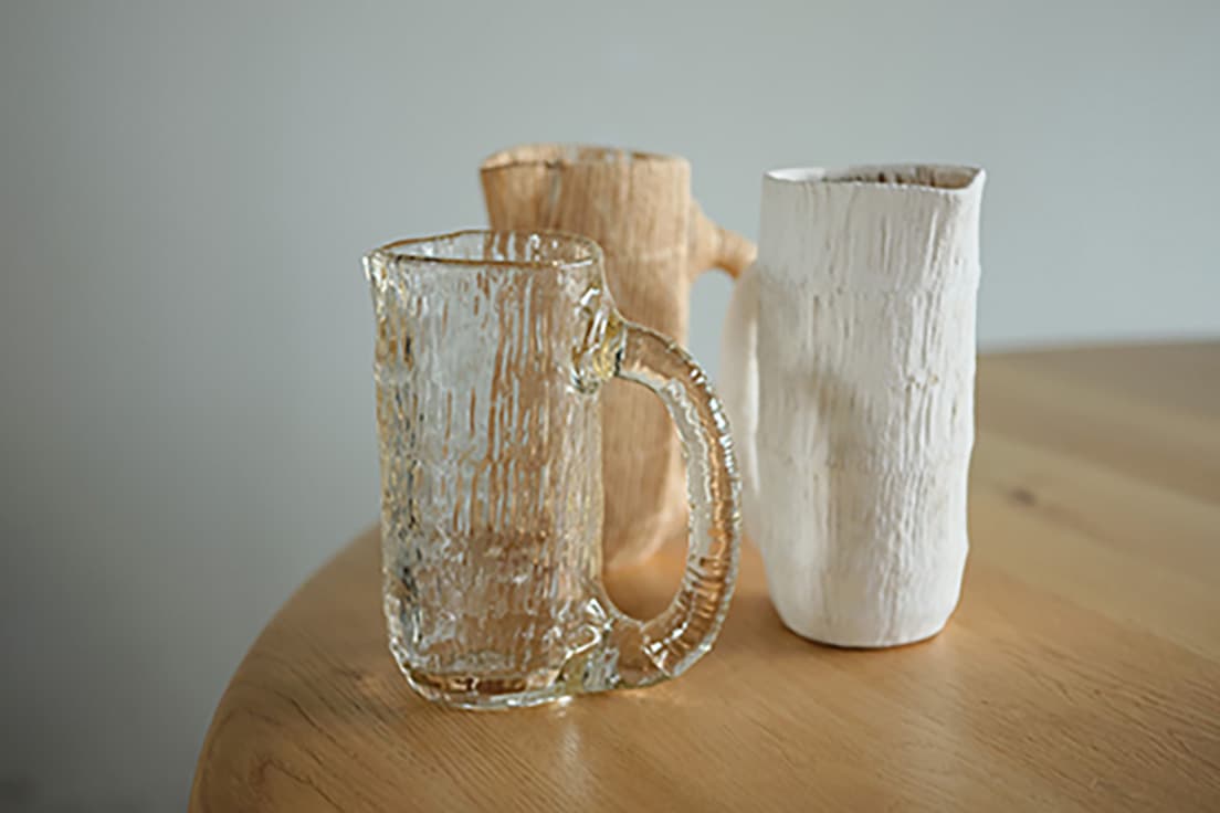 《Vannfall/NedreFoss》JIN KURAMOTO STUDIO　不揃いや不完全の魅力を量産製品で表現することを試み、デザインされた水差し「Vannfall」。量産製品版は手で作った原型モデルを3Dスキャンし、成形ガラス用の金型を制作した。プロジェクト初期の原型モデルを出展。