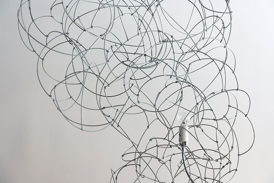 寺山紀彦《Bulge lines / gray》。“自分の芯となる考えを形状にして出す”と考えて手作業から生まれたワイヤー作品を蔵出し。