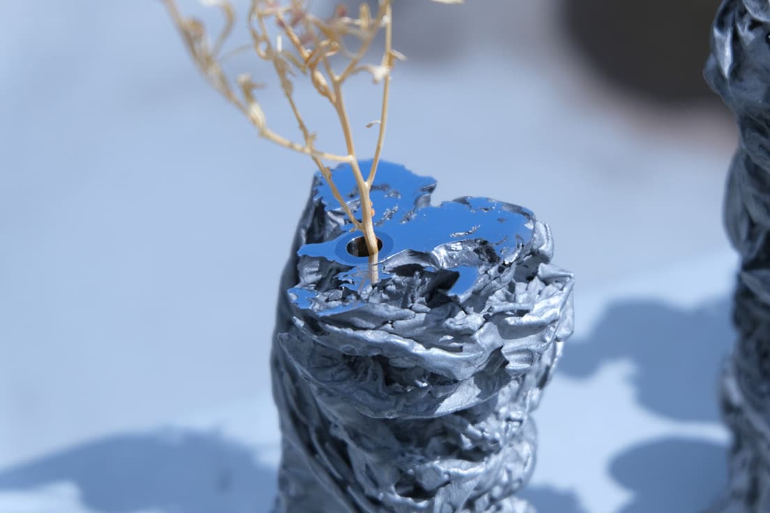 we+《Swirl》。照明作品「Swirl」の原型をリユースし制作されたフラワーベース。水流の渦を可視化した。