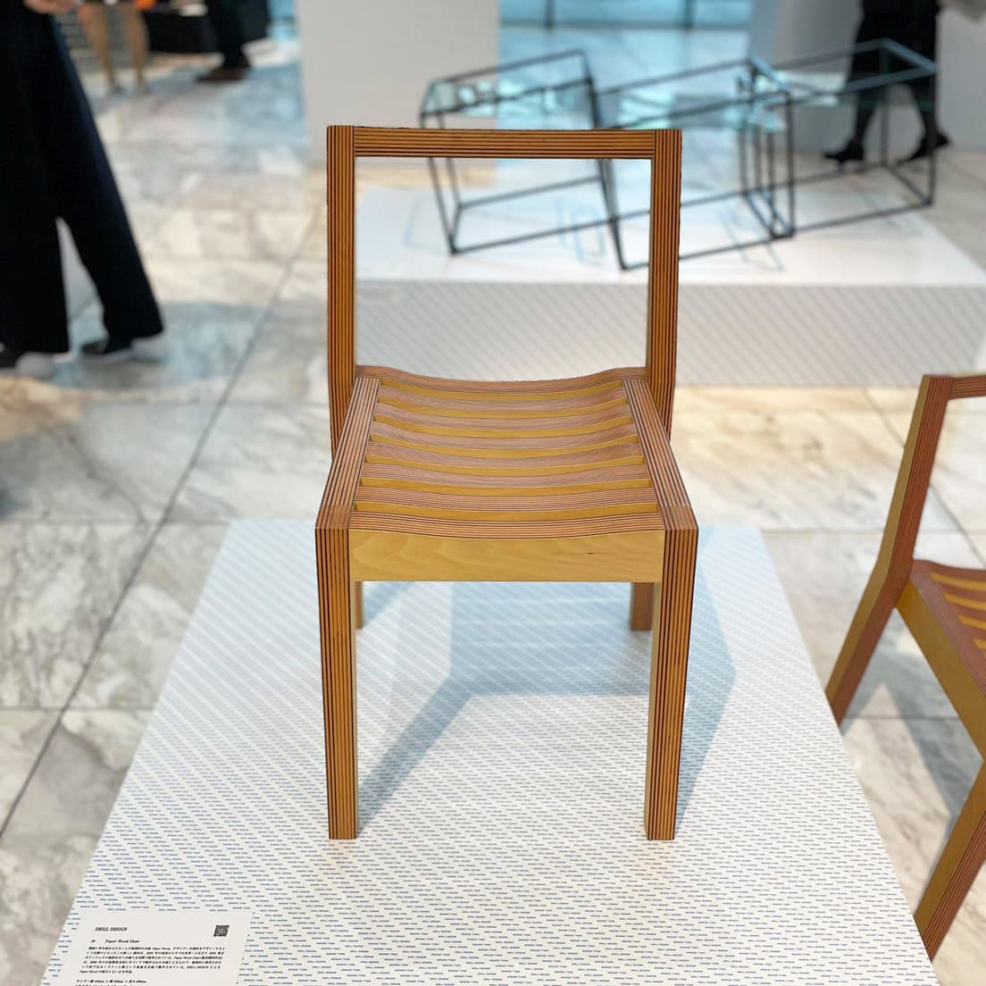 DRILL DESIGN《Paper-Wood Chair》Orange。薄板に再生紙を挟んだ画期的な合板「Paper-Wood」。東京オリンピック2020の施設をはじめさまざまな空間で採用されている。こちらはDRILL DESIGNによる「Paper-Wood」の原石といえる作品。