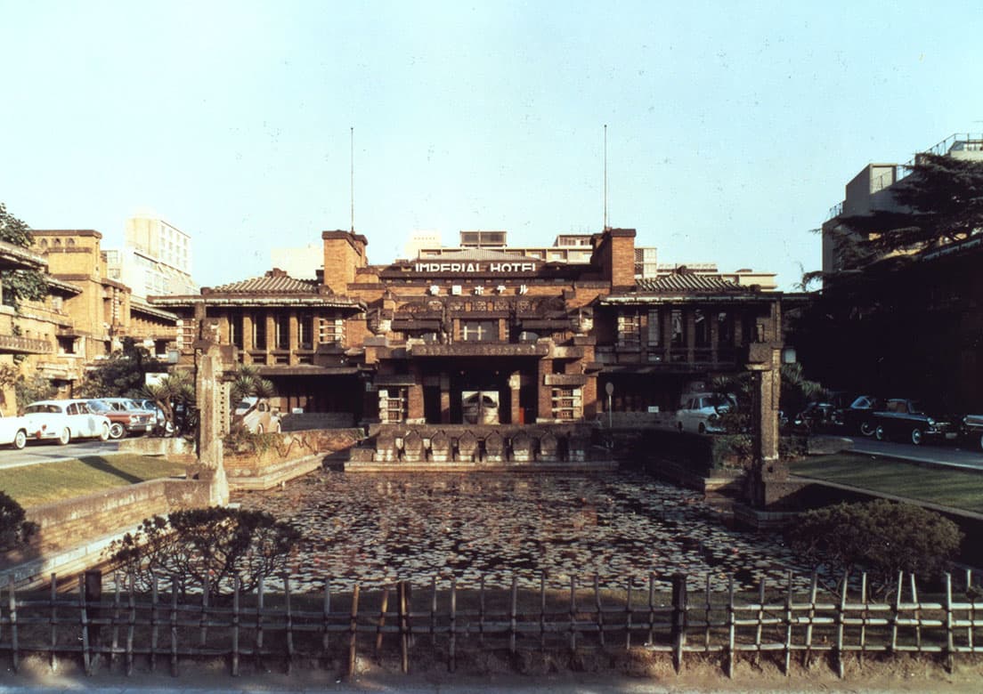 「東洋の宝石」と称された〈旧帝国ホテル本館（ライト館） 〉。1923年の関東大震災で被災はしたものの、大きな損傷はなかった。