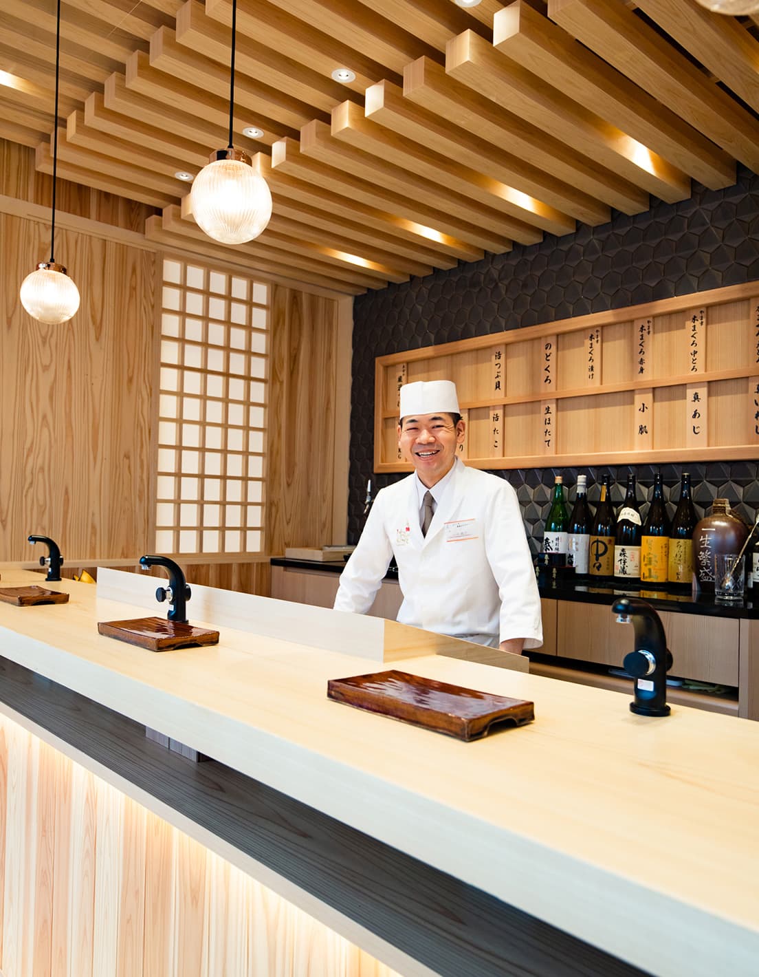〈立喰鮨 銀座おのでら本店〉担当寿司職人、山田義之。1973年、兵庫県生まれ。20,30代は多くの異業種に従事し、2015年に寿司職人に転身。2021年より現職。