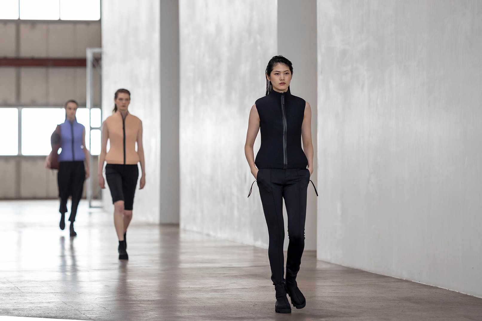 〈ISSEY MIYAKE〉2021年春夏コレクションより。「FORM BODY」