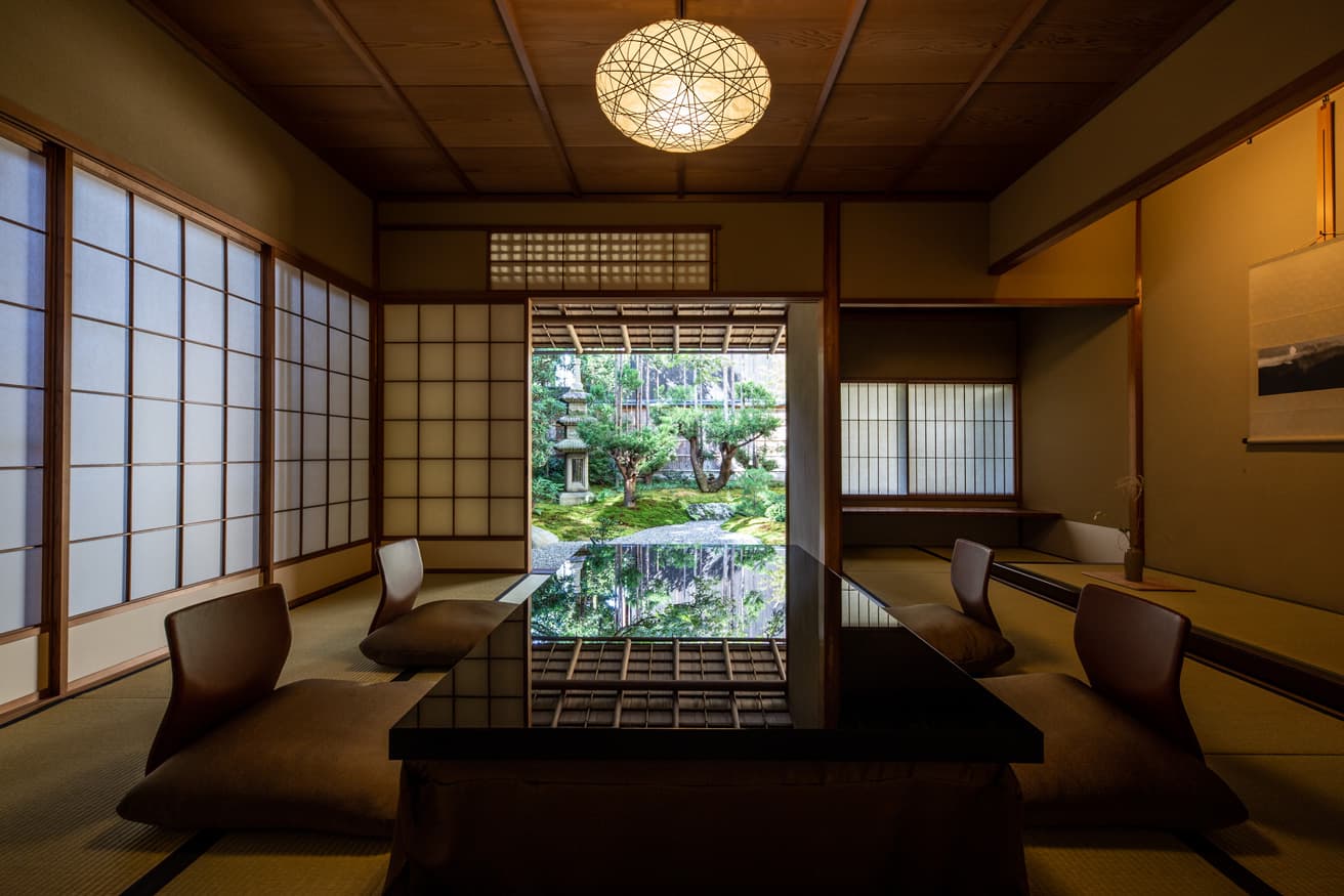 離れは先代の中村外二が手がけた数奇屋建築で、元の姿に戻す形でリノベーションされた。「自然を感じながら暮らす京都では、建物だけでなく庭も重要」と庭も合わせて整えられた。

