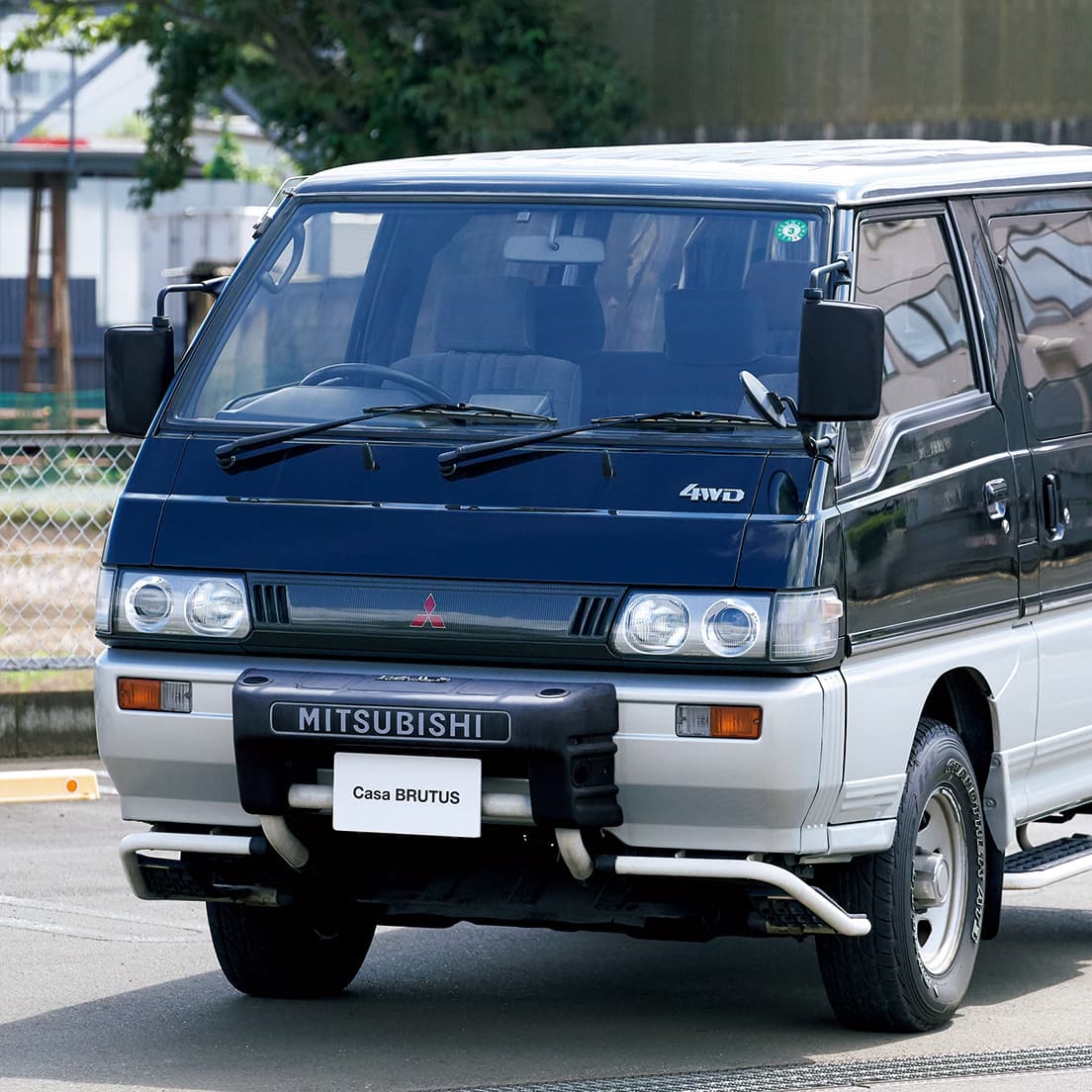 悪路に強いワンボックス車という、唯一無二の特徴を示す、十分に確保された地上高。