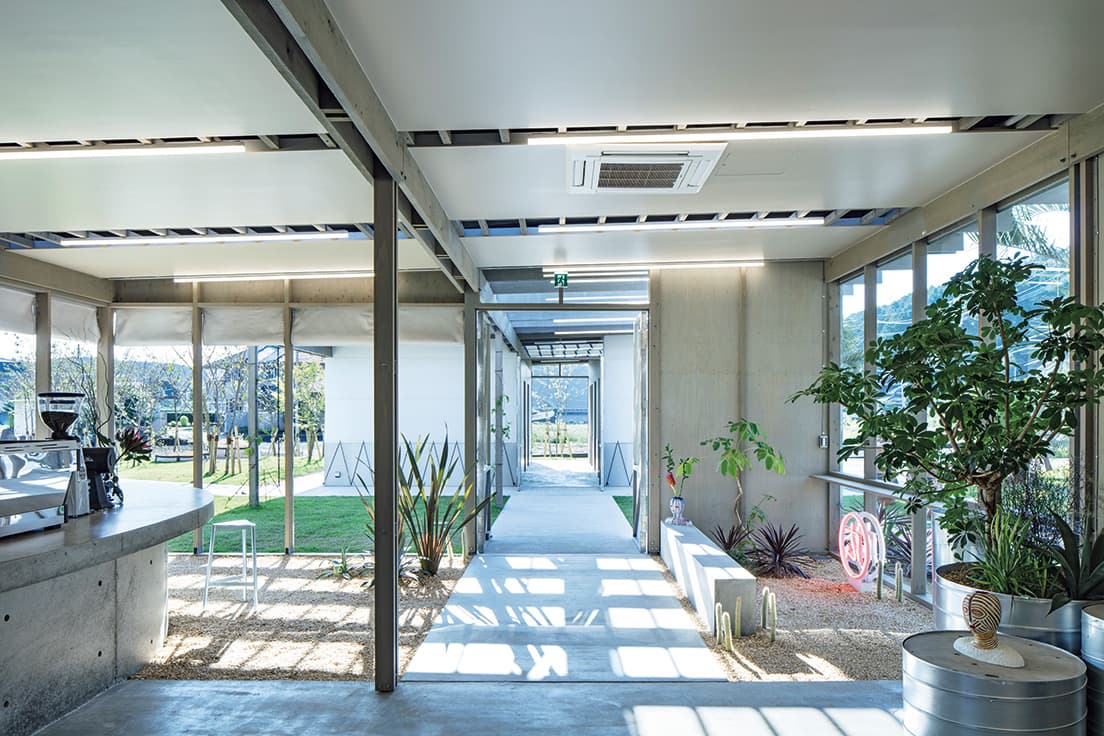 木造平屋建てで公園とつながる直営店にはカフェを併設。